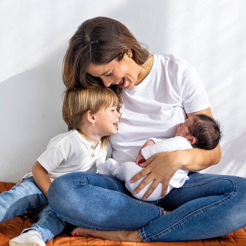Mutter mit Säugling und Kleinkind: Wenn die Kinder noch klein sind, ist die Aufmerksamkeit der Mutter so stark auf das Kind gerichtet, dass man sogar von Stilldemenz spricht. (Foto: IMAGO, IMAGO / Westend61)