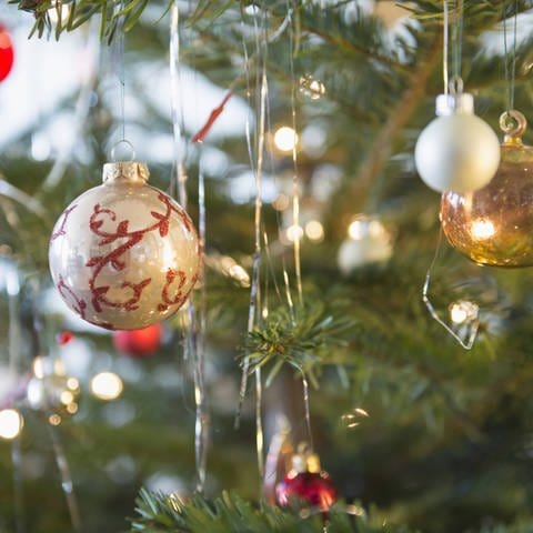 Früher war mehr Lametta: Christbaumkugeln und Lametta am Weihnachtsbaum (Foto: IMAGO, imago/MITO)