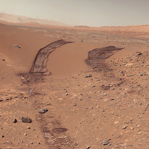 Spuren von "Opportunity", dem am längsten laufenden Rover der Nasa auf dem Mars, sind auf dem roten Planeten zu sehen. 2019, gut 15 Jahre nach seiner Landung auf dem Mars, wurde die Mission von "Opportunity" von der US-Raumfahrtbehörde NASA offiziell für beendet erklärt, weil es seit Monaten kein Lebenszeichen mehr von dem Roboter gab.