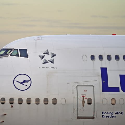 Boeing 747 der Lufthansa auf dem Rollfeld: Flugzeugtüren können nicht verschlossen werden, weder von innen noch von außen. (Foto: picture-alliance / Reportdienste, picture alliance / Daniel Kubirski | Daniel Kubirski)