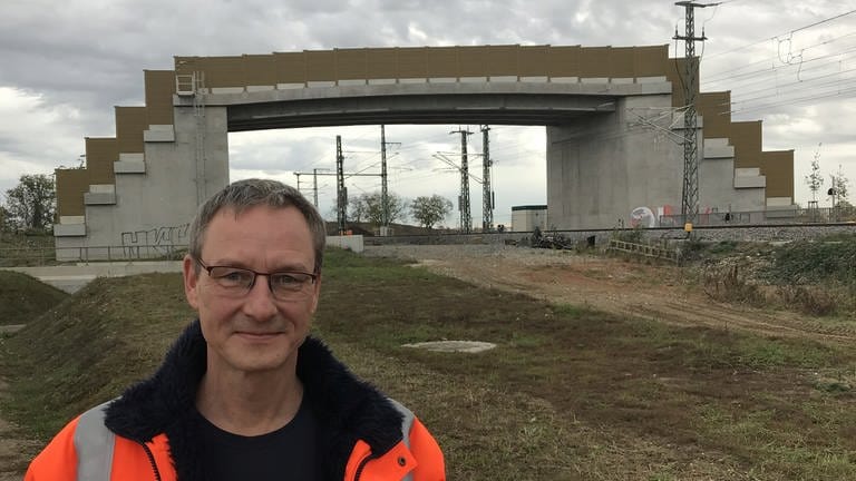 Oliver Toth, Umweltsachverständiger der Deutschen Bahn, vor der Fledermausbrücke an der Rheintalstrecke bei Müllheim. Die Strecke wird ausgebaut: unter der Brücke führen jetzt zwei, künftig vier Schienen durch.