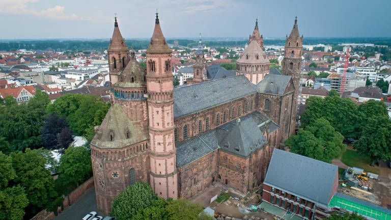 Luftaufnahme des Dom St. Peter zu Worms. Als einer der drei romanischen Kaiserdome am Rhein (neben Mainz und Speyer) gilt der Wormser Dom als Meisterstück mittelalterlicher Baukunst. (Foto: IMAGO, imago/epd/Thomas Lohnes)