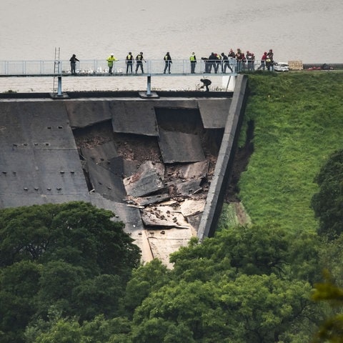 Großbritannien, Whaley Bridge: Menschen bilden über dem beschädigter Teil an einem Staudamm am Toddbrook Reservoir eine Menschenkette, um Sandsäcke auszulegen (Foto: picture-alliance / Reportdienste, PA Wire)