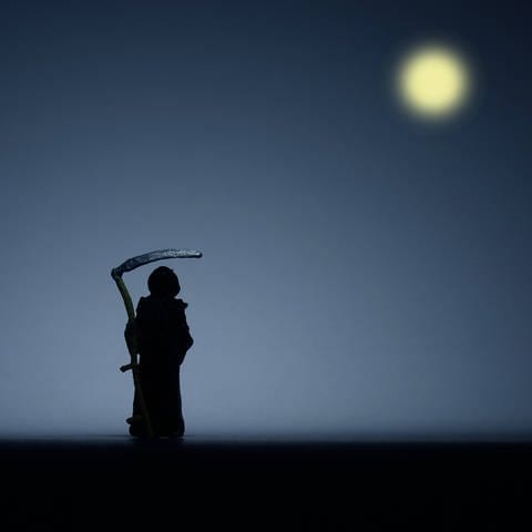 Figur von einem Sensenmann, dahinter der Mond (Foto: IMAGO, imago stock&people)