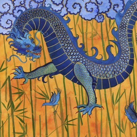 Chinesischer Drache mit blauen Vögeln und Bambus (Foto: IMAGO, imago stock&people / Jenny Reynish)