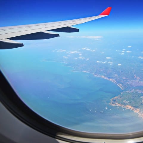 Blick aus einem Fenster im Flugzeug (Foto: IMAGO, via www.imago-images.de)