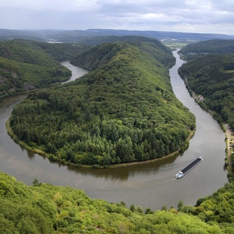 Saarschleife mit Schiff von oben (Foto: IMAGO, BeckerBredel via www.imago-images.de)