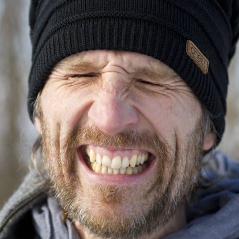 Mann mit Bart und Mütze verzieht sein Gesicht (Foto: IMAGO, imago/Meike Engels)
