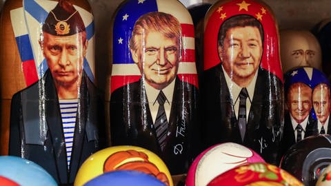 Vladimir Putin, Donald Trump und Xi Jinping als Matroschkas in einem russischen Souvenierladen