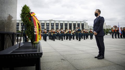 Bundesaußenminister Heiko Maas mit Maske steht vor einem geschmückten Kranz am "Ehrenmal für die Verteidiger der Stadt Leningrad in Pulkowo", Sankt Petersburg, 11.08.2020
