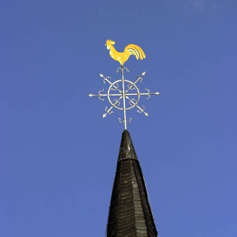 Goldener Hahn auf einem spitzen Kirchturm: Was bedeutet der Hahn auf einem Kirchturm? (Foto: IMAGO, IMAGO / imagebroker/möbus)