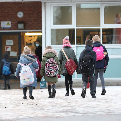 Schüler auf dem Weg zur Schule