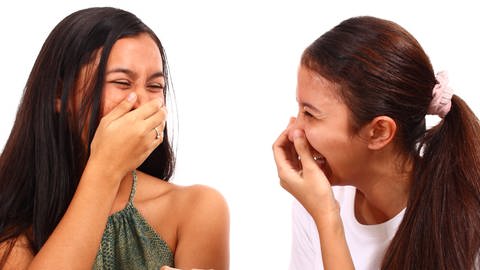 Zwei Mädchen lachen gemeinsam. 