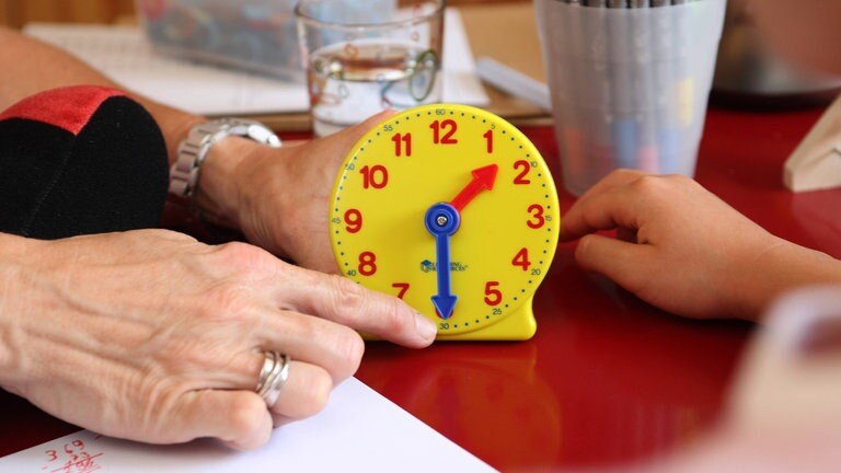Analoge Lernuhr für Kinder (Foto: IMAGO, /JOKER)