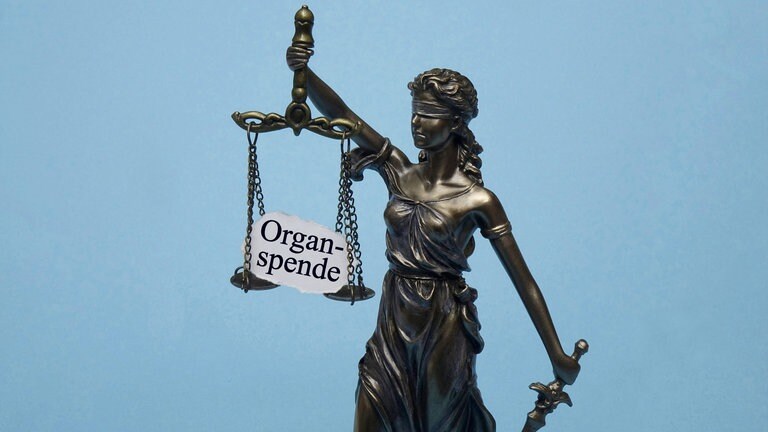 In Deutschland muss man die Bereitschaft zur Organspende zum Beispiel mit einem Organspendeausweis oder einer Patientenverfügung ausdrücklich dokumentieren. (Foto: IMAGO, In Deutschland muss man die Bereitschaft zur Organspende zum Beispiel mit einem Organspendeausweis oder einer Patientenverfügung ausdrücklich dokumentieren.)