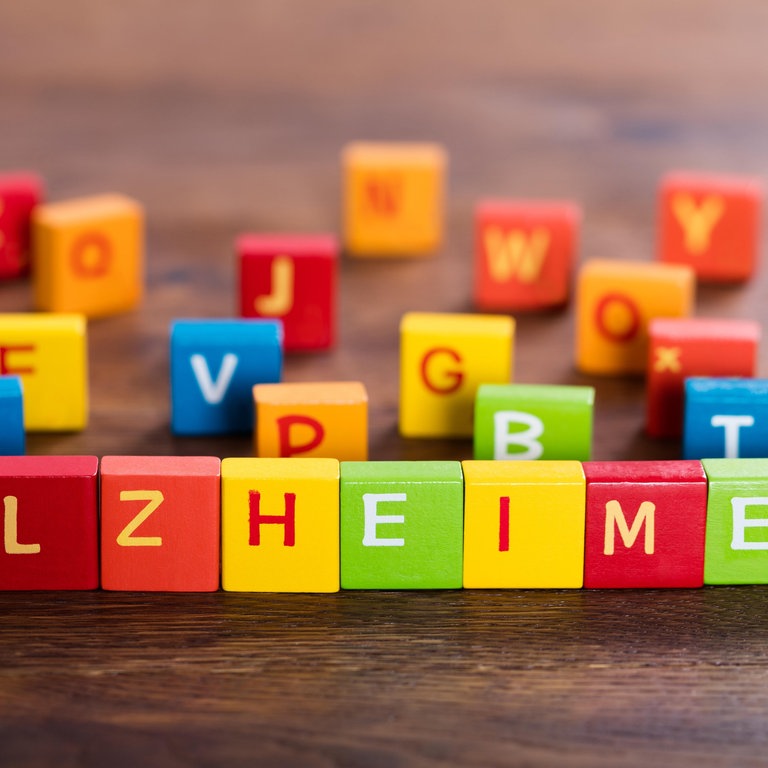 Alzheimer aus Buchstaben dargestellt (Foto: IMAGO, picture-alliance / Reportdienste, picture alliance / PantherMedia)