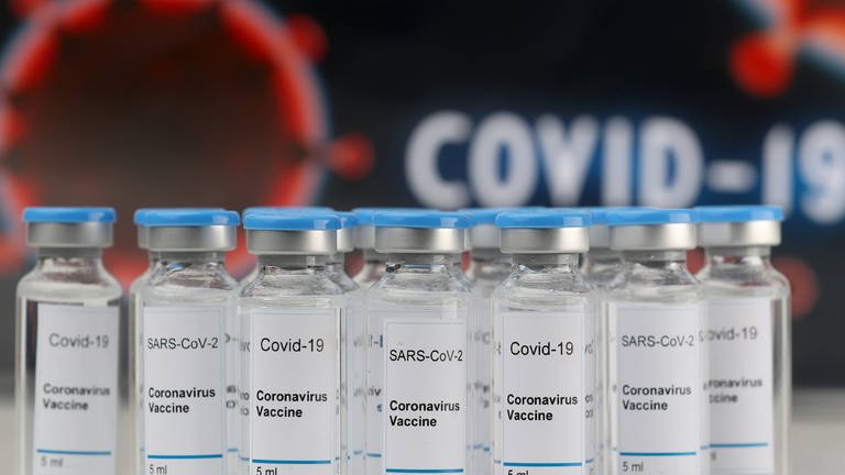 Covid-19-Impfdosen in Gläsern