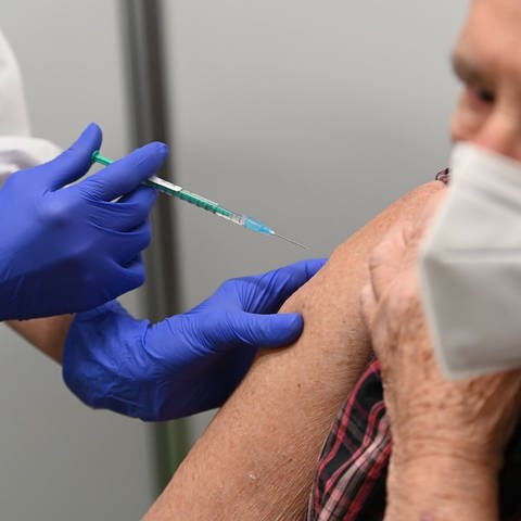 Mehrere schwer kranke, hochbetagte Menschen sind kurz nach einer Corona-Impfung verstorben. Ein direkter Zusammenhang muss da aber nicht zwingend bestehen.
