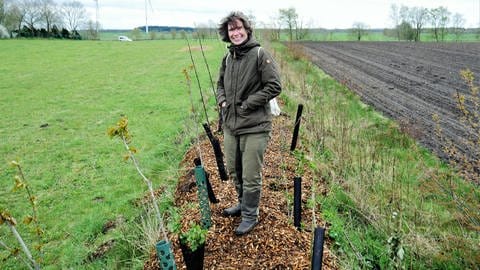 Heckenretterin Alexandra Werdes auf einer selbstbepflanzten Hecke mit Erdwall (Foto: SWR, Richard Fuchs)