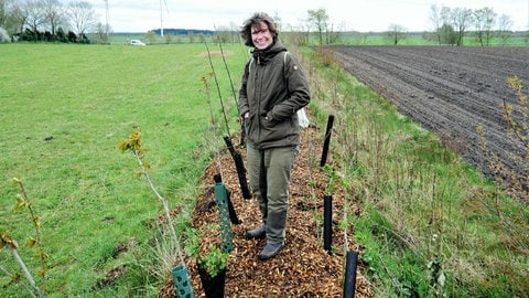 Heckenretterin Alexandra Werdes auf einer selbstbepflanzten Hecke mit Erdwall (Foto: SWR, Richard Fuchs) Heckenretterin Alexandra Werdes auf einer selbstbepflanzten Hecke mit Erdwall