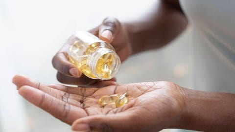 Deutschland ist zurückhaltend bei Empfehlungen zu Vitamin-D-Zusatzgaben, denn eine Überversorgung steht möglicherweise im Zusammenhang mit Nierenversagen
