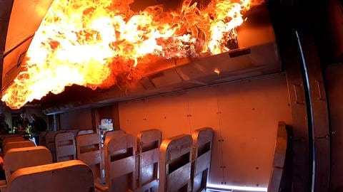 Brennende Passagierkabine in der Brandsimulationsanlage Flughafen Stuttgart