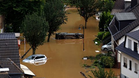 Dernau im Landkreis Ahrweiler, der beinahe komplett von den Wassermassen geflutet wurde. Autos und Häuser versinken in den Wassermassen.