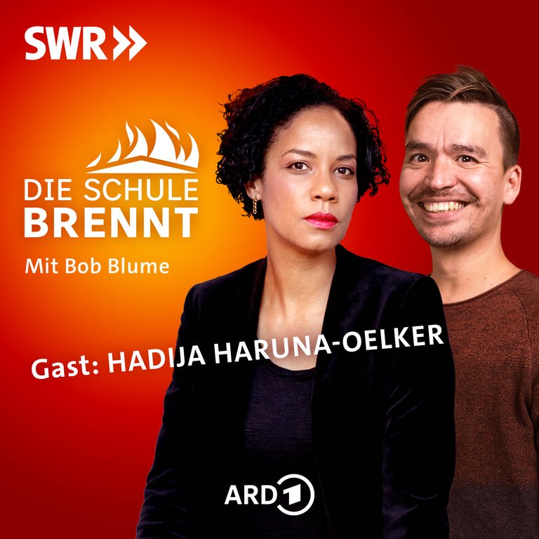Hadija Haruna-Oelker und Bob Blume auf dem Podcast-Cover von "Die Schule brennt – Mit Bob Blume" (Foto: SWR, Katarina Ivanisevic / Niko Neithardt / SWR)