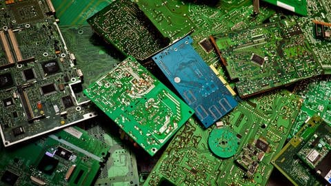 Technikschrott wie z.B. elektronische Leiterplatten enthalten wertvolle Metalle, wie Gold und Kuper, die recycelt werden können.