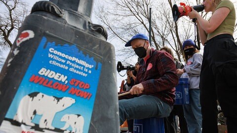 In den USA gab es zahlreiche Proteste, als das Willow-Projekt doch genehmigt wurde. (Foto: IMAGO, IMAGO/NurPhoto) In den USA gab es zahlreiche Proteste, als das Willow-Projekt doch genehmigt wurde.