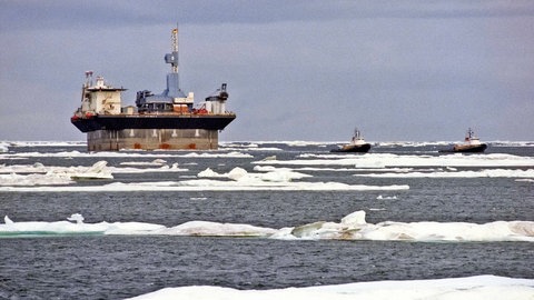 Ölplattform in Alaska. In Alaska selbst wird das Projekt von der Politik eher unterstützt, weil es auch Arbeitskräfte schafft.  (Foto: IMAGO,  IMAGO/teamwork)