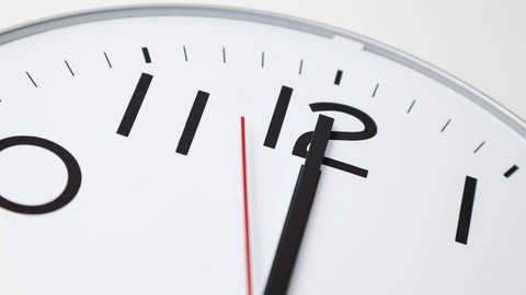 Eine analoge Uhr mit Sekundenzeiger. (Foto: IMAGO, /Shotshop) Eine analoge Uhr mit Sekundenzeiger.
