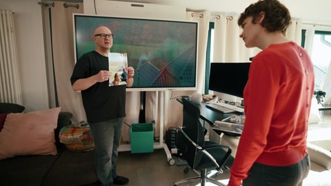 Holger Gelhausen filmt seine Umgebung und dokumentiert die qualmenden Schornsteine. (Foto: SWR) Holger Gelhausen filmt seine Umgebung und dokumentiert die qualmenden Schornsteine.
