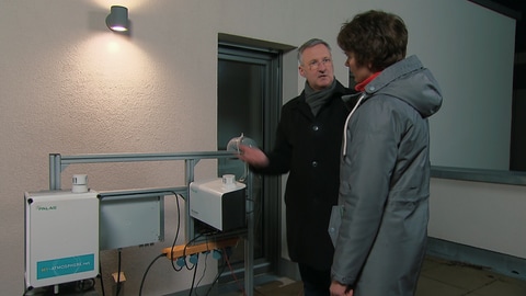 Prof. Achim Dittler misst die Feinstaubbelastung in seinem Wohngebiet (Foto: SWR) Prof. Achim Dittler misst die Feinstaubbelastung in seinem Wohngebiet