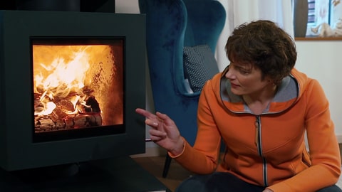 50 % Emissionen könnten eingespart werden, wenn der Ofenbesitzer richtig heizt. (Foto: SWR) 50 % Emissionen könnten eingespart werden, wenn der Ofenbesitzer richtig heizt.
