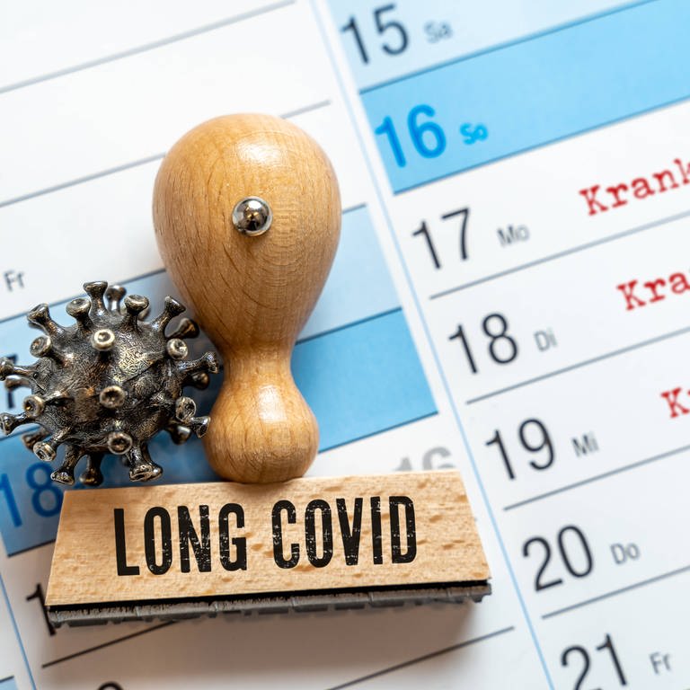 Kalender mit einem Long Covid Stempel. Eingetragen sind Krankheitstage. Manche Menschen können aufgrund ihrer Beschwerden nicht mehr zur Arbeit gehen.