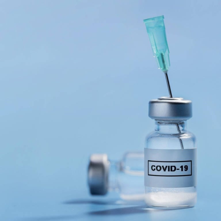 Das Bild zeigt ein Impfdöschen mit Spritzenaufsatz. (Foto: IMAGO, imagebroker)