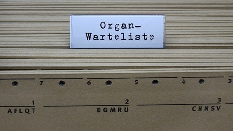 Sechs bis zehn Jahre warten Bedürftige in Deutschland im Schnitt auf ein Spenderorgan. In anderen Ländern beträgt die Wartezeit oft nur sechs bis zwölf Monate.