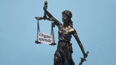 In Deutschland muss man die Bereitschaft zur Organspende zum Beispiel mit einem Organspendeausweis oder einer Patientenverfügung ausdrücklich dokumentieren. (Foto: IMAGO, In Deutschland muss man die Bereitschaft zur Organspende zum Beispiel mit einem Organspendeausweis oder einer Patientenverfügung ausdrücklich dokumentieren.) In Deutschland muss man die Bereitschaft zur Organspende zum Beispiel mit einem Organspendeausweis oder einer Patientenverfügung ausdrücklich dokumentieren.