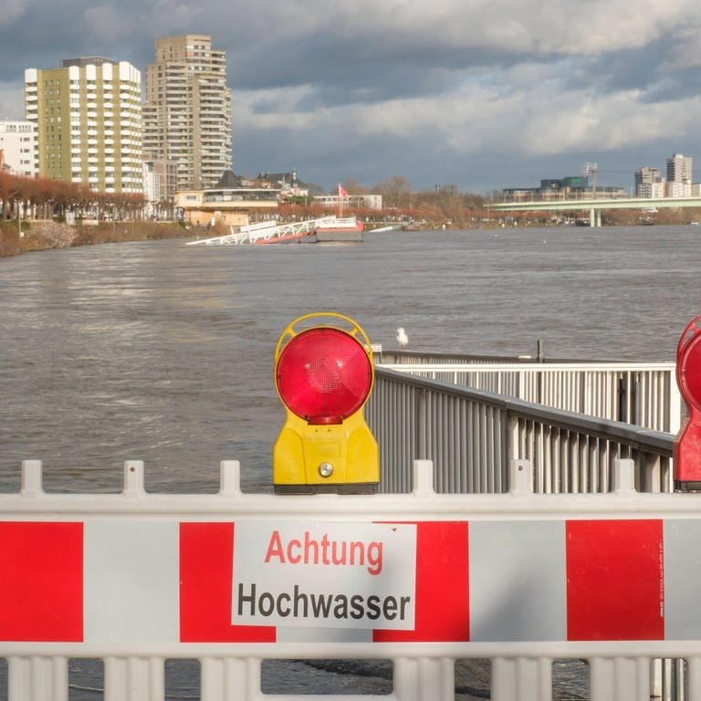 Nach starkem Regen: Extremes Hochwasser am Rhein in der Kölner Innenstadt. Der Wandel des Klimas begünstigt extremes Wetter.