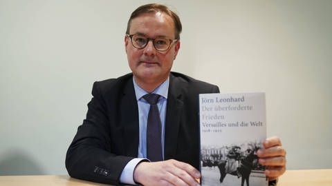 Der Freiburger Historiker Jörn Leonhard hat sich intensiv mit den beiden Weltkriegen beschäftigt. Auf dieser Basis hat er in seinem jüngsten Buch zehn Thesen dazu formuliert, wie in der Geschichte Kriege beendet wurden.
